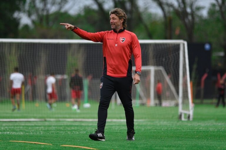 A Newell's le quedan tres partidos para definir su futuro y