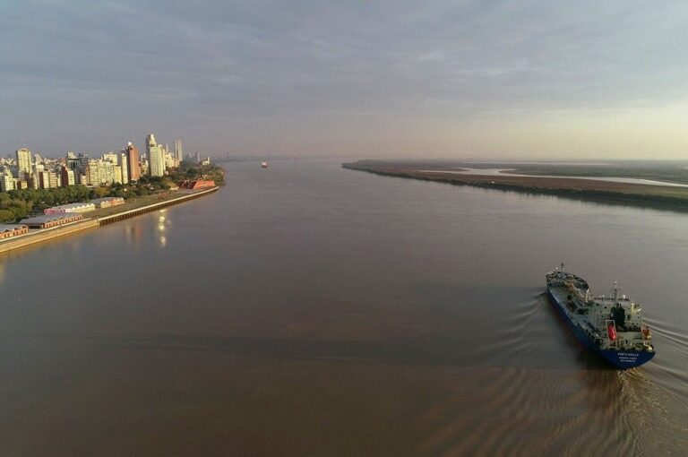 Desde la BCR señalaron que el Paraná está con aguas medias' y que la actividad comercial y de tránsito de buques 'está más baja de lo normal