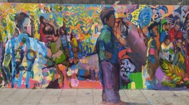 Un mural ilumina la plaza en un barrio de Villa del Rosario.