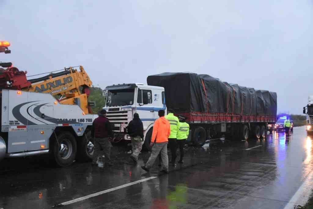 Un colectivo de línea que circulaba sin pasajeros impactó frontalmente con el vehículo de carga internacional. Manuel Fabatía.