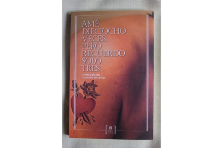 Uno de los libros de Cutró. Gentileza.