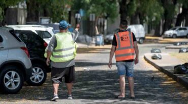 Los cuidacoches en Rosario siguen siendo un tema de debate con alto voltaje entre vecinos y vecinas. Archivo/Marcelo Manera.
