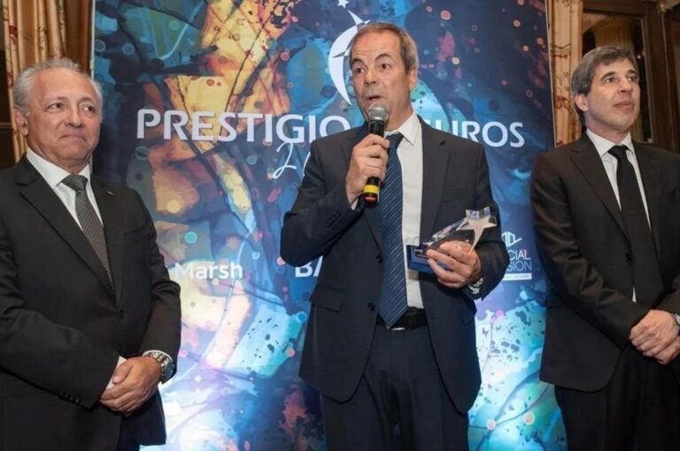 Gustavo Badosa (centro)