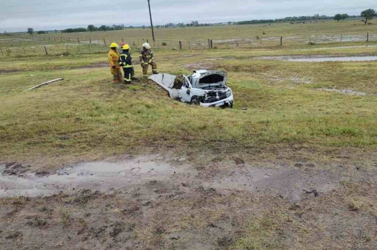 El incidente ocurrió frente a una planta de procesamiento de aceite e involucró a una camioneta Renault Duster blanca. Gentileza.