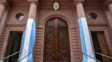 La hoja izquierda llegó afectada por el vandalismo pero sin complicaciones estructurales. Solo piezas desprendidas y astilladas de la hoja