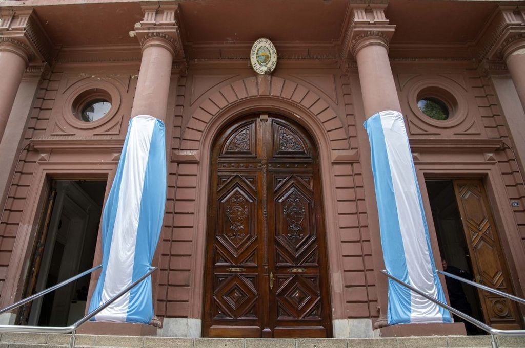 La hoja izquierda llegó afectada por el vandalismo pero sin complicaciones estructurales. Solo piezas desprendidas y astilladas de la hoja
