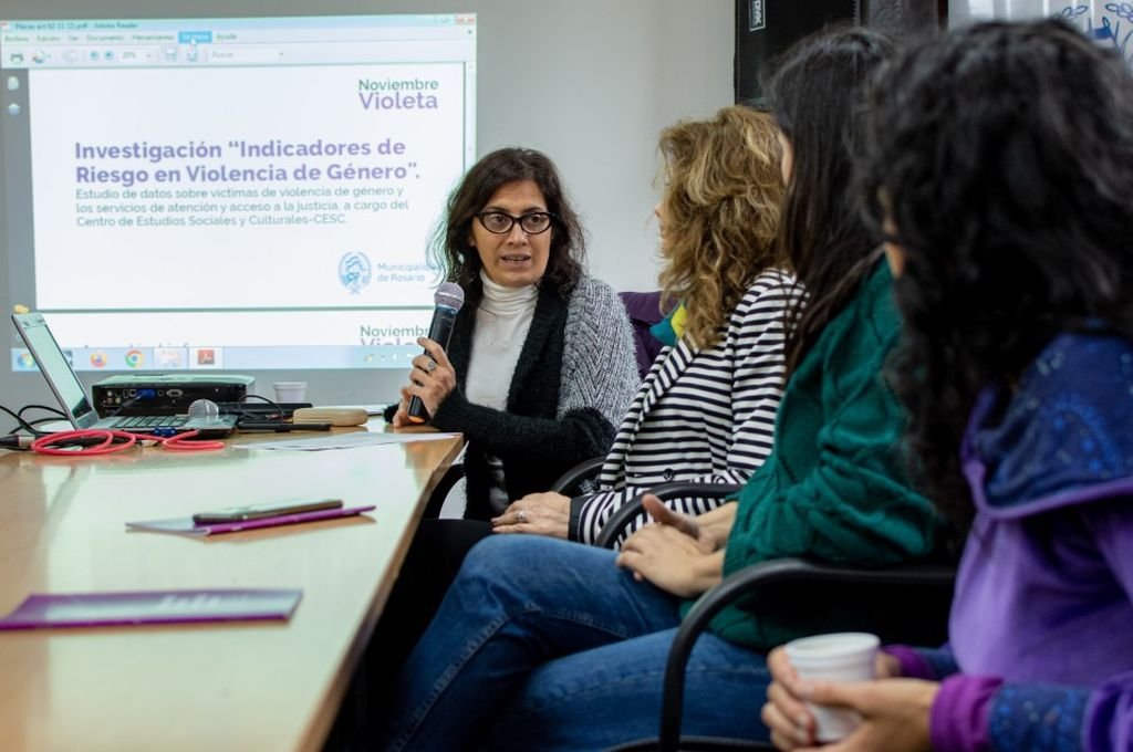 Otro elemento es cómo se encuentra la víctima al momento de la exposición de la situación. La actitud de la afectada demuestra las secuelas y padecimientos subjetivos que la violencia de género instala en las mujeres: miedo