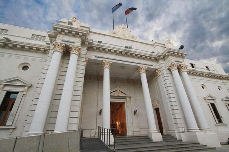 En los pasillos legislativos ya se nota el cambio de gobierno. Empezaron las discusiones sobre las oficinas a utilizar por los nuevos senadores y diputados y también de las futuras comisiones de trabajo