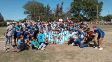 El plantel posando con la copa legítimamente ganada. Gentileza.