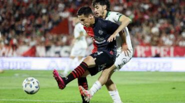 Francisco González protege la pelota. Gentileza: prensa Newell's Old Boys.