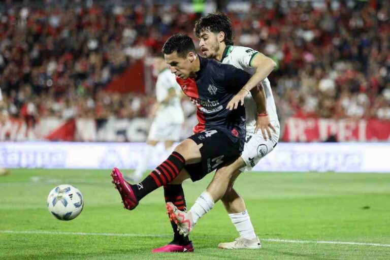 Francisco González protege la pelota. Gentileza: prensa Newell's Old Boys.