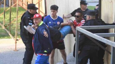 El momento en el que trasladaban al menor herido. Pablo Aguirre.