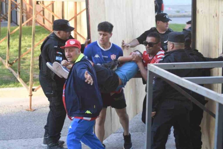 El momento en el que trasladaban al menor herido. Pablo Aguirre.