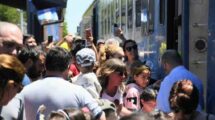Gran cantidad de público estuvo en la estación de Armstrong para el reinicio de este ramal. Gentileza: prensa Trenes Argentinos.
