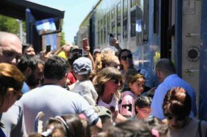 Gran cantidad de público estuvo en la estación de Armstrong para el reinicio de este ramal. Gentileza: prensa Trenes Argentinos.