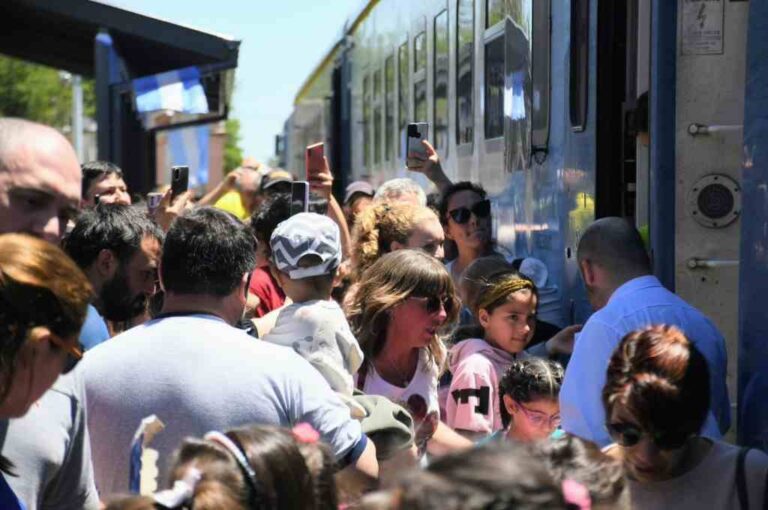 Gran cantidad de público estuvo en la estación de Armstrong para el reinicio de este ramal. Gentileza: prensa Trenes Argentinos.