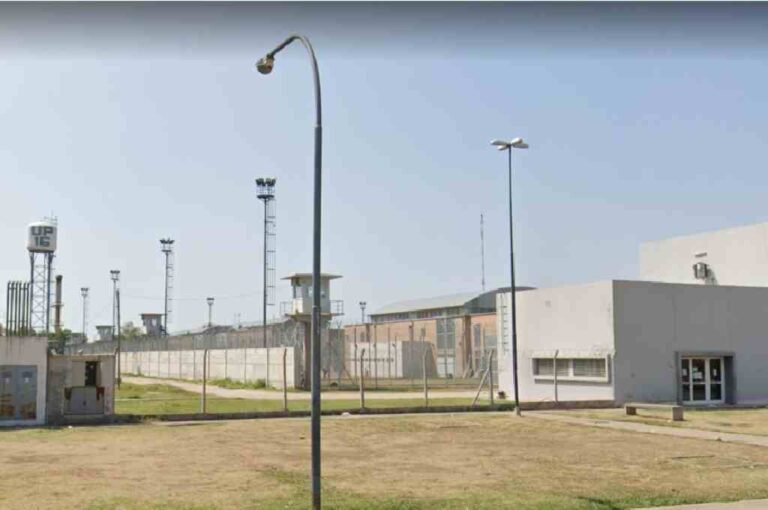 Un hombre efectuó al menos seis disparos contra el frente de la Unidad Penitenciaria Nº 16. Archivo.