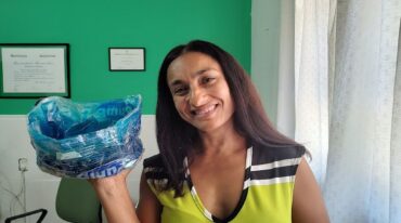 Karina López atravesó una quimioterapia protegiendo su cabello con un casco frío