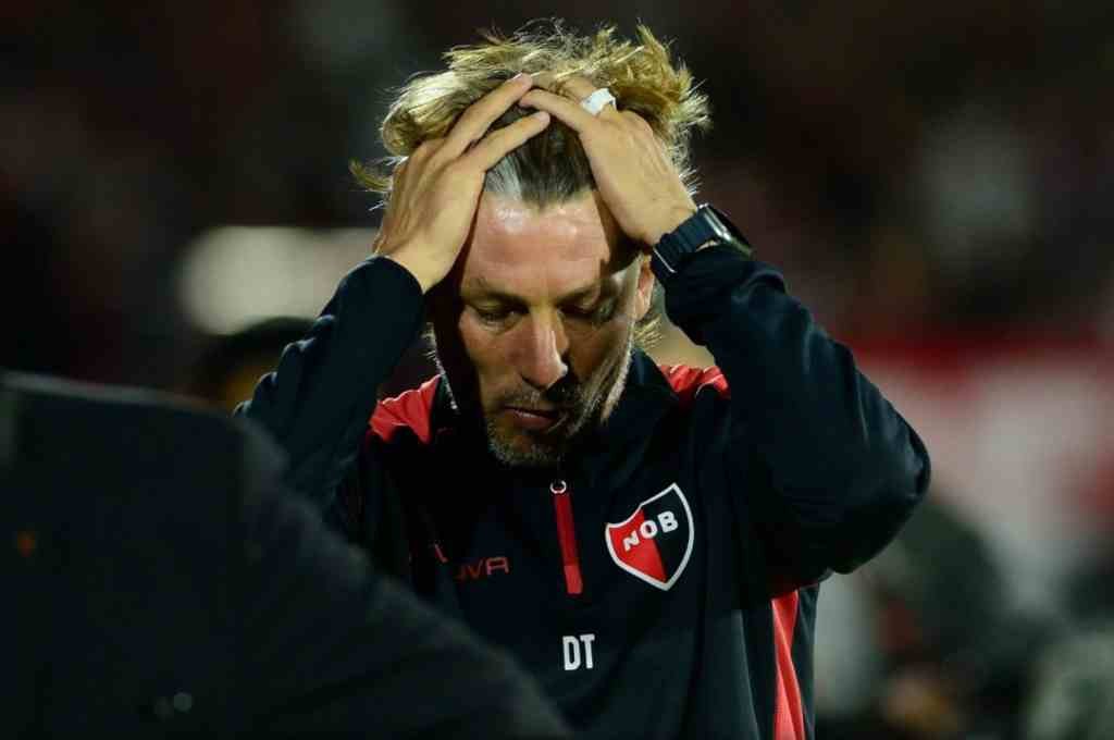 El técnico Heinze se retiró insultado del estadio y muchos hinchas le pidieron la renuncia. Gentileza.