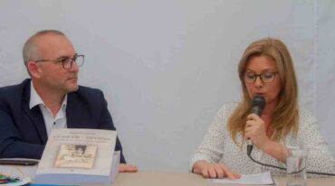 El presidente comunal con Silvana Neumann. Gentileza.