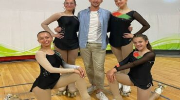 El entrenador Ayrton Aab junto a sus alumnas