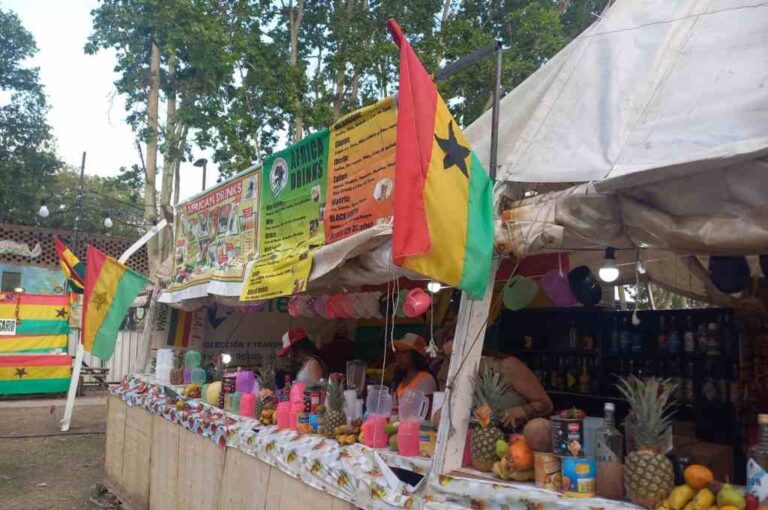 El stand colorido de Ghana y otras naciones africanas. Mirador Provincial.