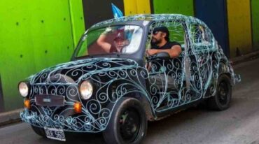 El auto a base de rejas