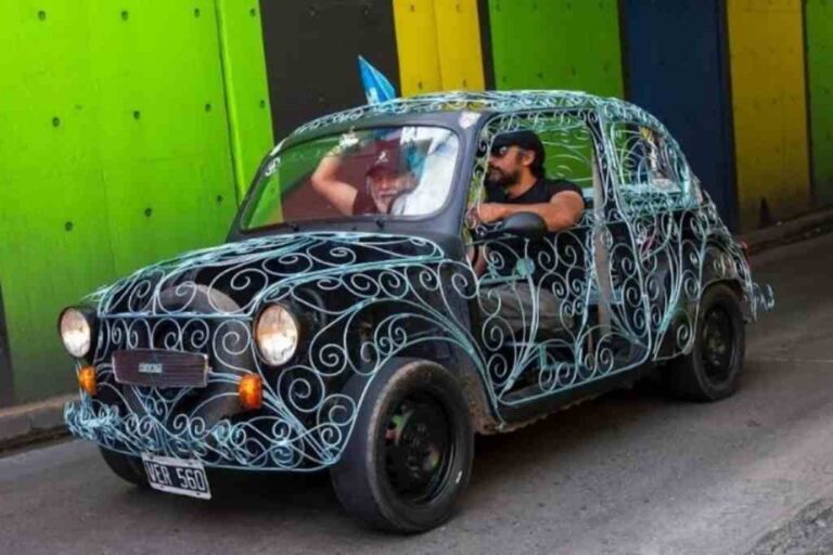 El auto a base de rejas