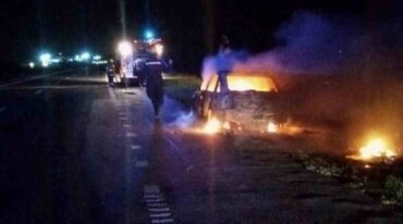 El coche incendiado sufrió daños totales. Gentileza.