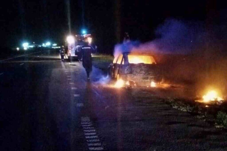 El coche incendiado sufrió daños totales. Gentileza.