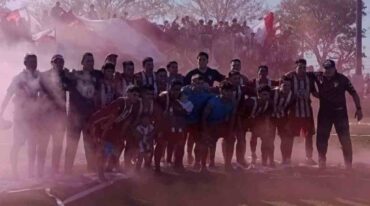 Recibimiento con bengalas y mucho público tuvo Unión en la ida. Gentileza.