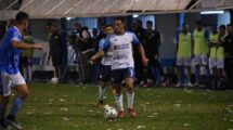 Ignacio Lago (Atlético de Rafaela) lleva la pelota. Gentileza: prensa Atlético de Rafaela.