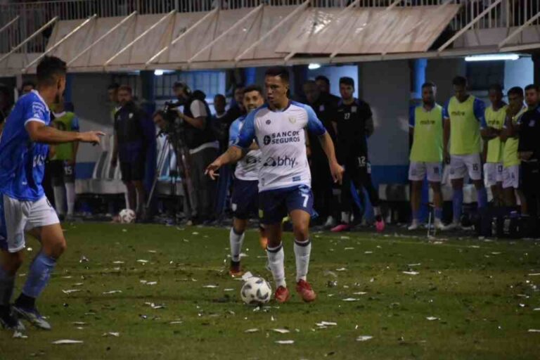 Ignacio Lago (Atlético de Rafaela) lleva la pelota. Gentileza: prensa Atlético de Rafaela.