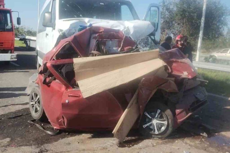 El conductor quedó atrapado en el interior del Fiat Palio. Gentileza.
