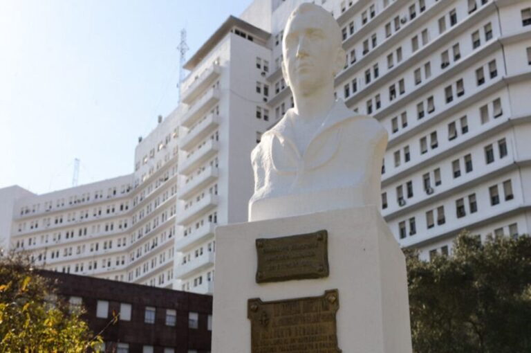 Busto de homenaje al Conscripto Bernardi.