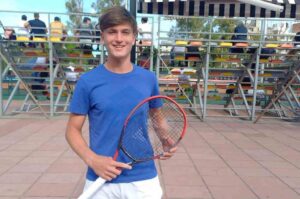 Luciano Ambrogi ganó en tres sets este jueves. Mirador Provincial.