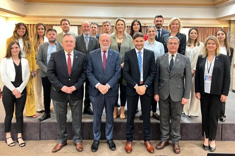 Pullaro recibió a la delegación acompañado por futuros colaboradores: Felipe Michlig