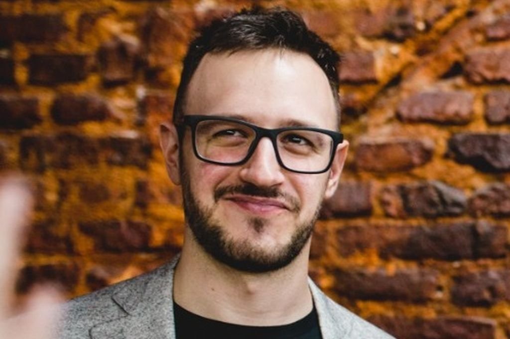 El lector podrá preguntarse sobre la posibilidad de detener el caníbal que habita en las sociedades. Una pregunta que desde la paciencia y la tenacidad parece habitar el trasfondo de todos los escritos de Ariel Pichersky. Gentileza