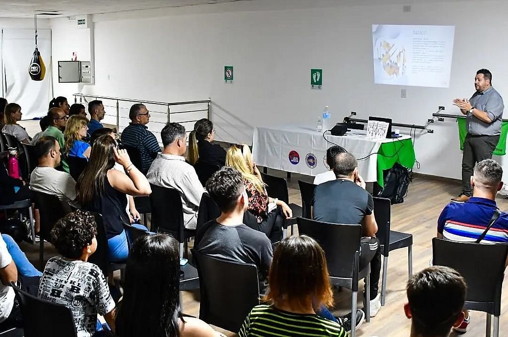 El doctor Pablo Cymbalista expuso ante los presentes en el gimnasio del Sindicato de Camioneros de Entre Ríos.