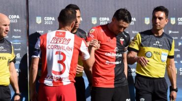 Una mano para zafar. Los dos capitanes