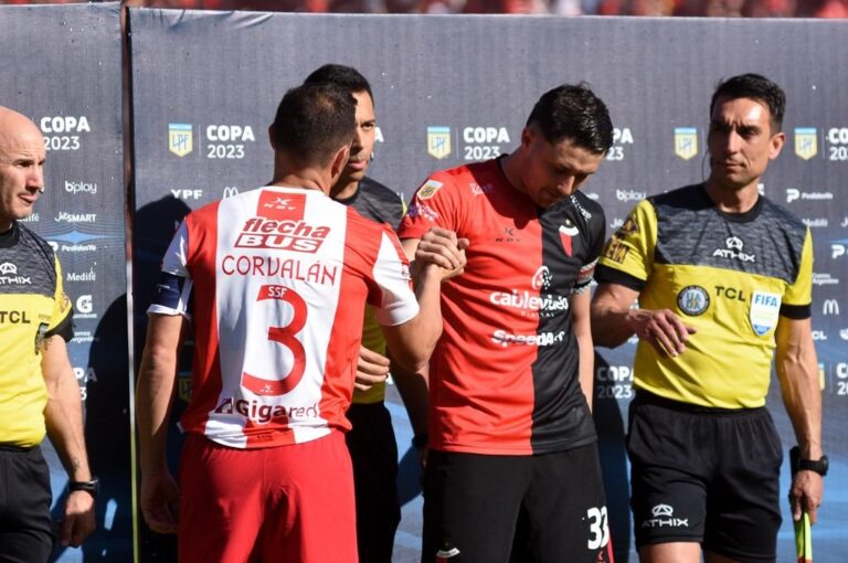 Una mano para zafar. Los dos capitanes