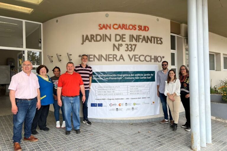 Primo junto a referentes de la Universidad Nacional de La Plata y autoridades de la RAMCC (Red Argentina de Municipios y Comunas frente al Cambio Climático) y de la empresa SAVYC quienes serán los encargados de llevar a cabo las obra de rehabilitación energética. Gentileza