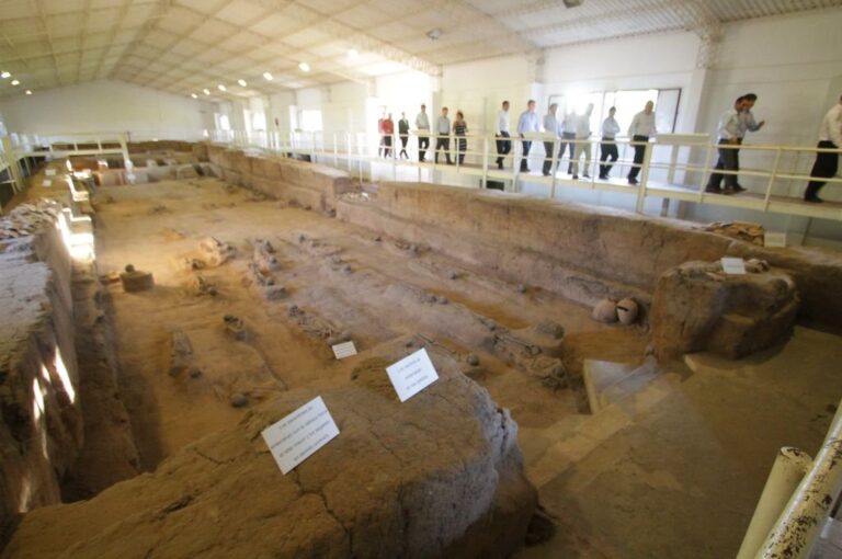 Patrimonio. Uno de los elementos que impacta a los visitantes es la presentación museográfica que replica las sepulturas de los vecinos y religiosos que allí fueron enterrados.  Gentileza