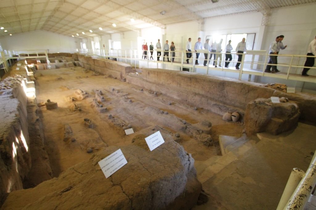 Patrimonio. Uno de los elementos que impacta a los visitantes es la presentación museográfica que replica las sepulturas de los vecinos y religiosos que allí fueron enterrados.  Gentileza