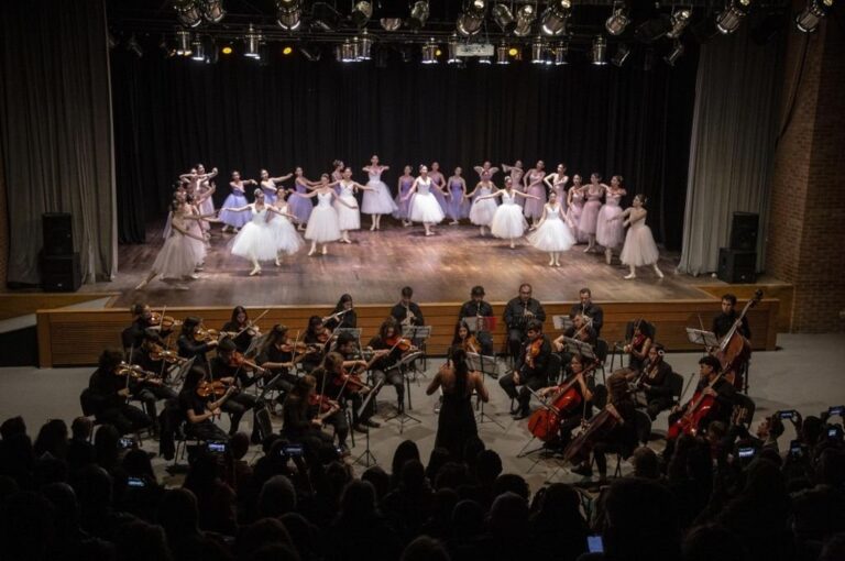 La Escuela Municipal de Música "Juan B. Massa" (bulevar Oroño 1540) también tiene preparadas grandes sorpresas. El 17 de noviembre se llevarán a cabo ensambles de jazz