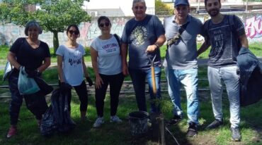 El presidente de 'Vecinos Vía Verde' Gustavo Rotta y dirigentes de varias vecinales compartieron la jornada ambiental que contó con la participación del vicepresidente de Un Árbol Más