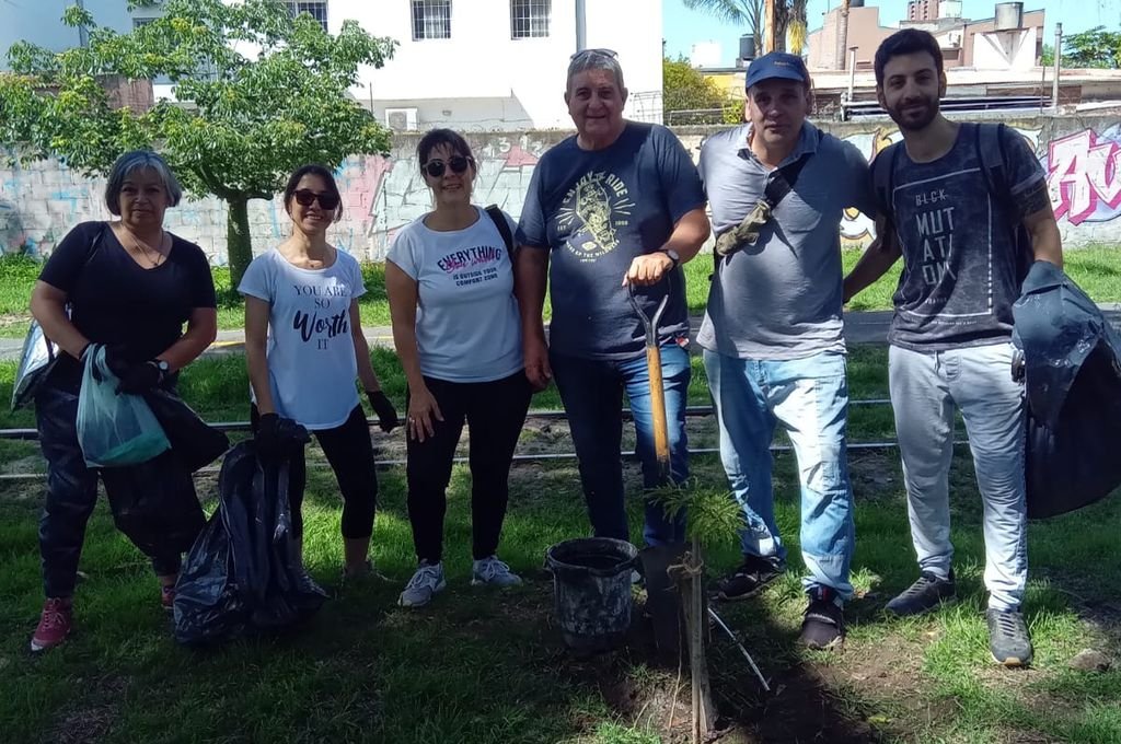 El presidente de 'Vecinos Vía Verde' Gustavo Rotta y dirigentes de varias vecinales compartieron la jornada ambiental que contó con la participación del vicepresidente de Un Árbol Más