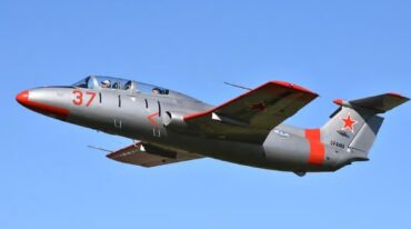 El avión L-29 perdió el control y se estrelló sobre un campo. gentileza