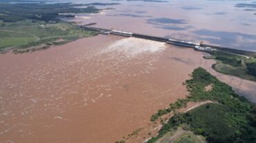 Represa con vertederos abiertos.
