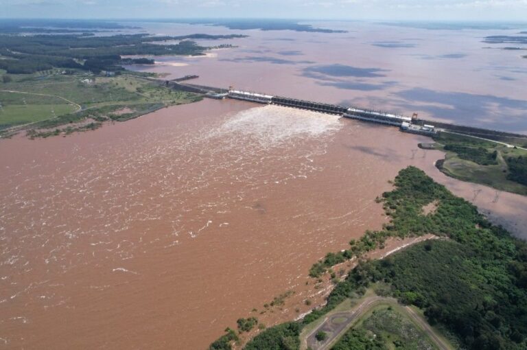 Represa con vertederos abiertos.